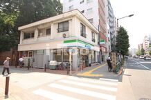 【コンビニエンスストア】ファミリーマート　六義園店まで240ｍ